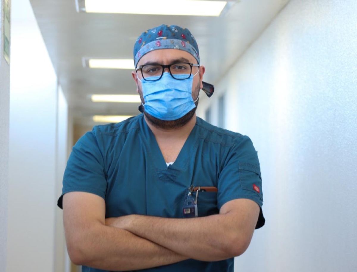 Dr. Edgardo Ulises Hernández Sepúlveda en entorno clínico